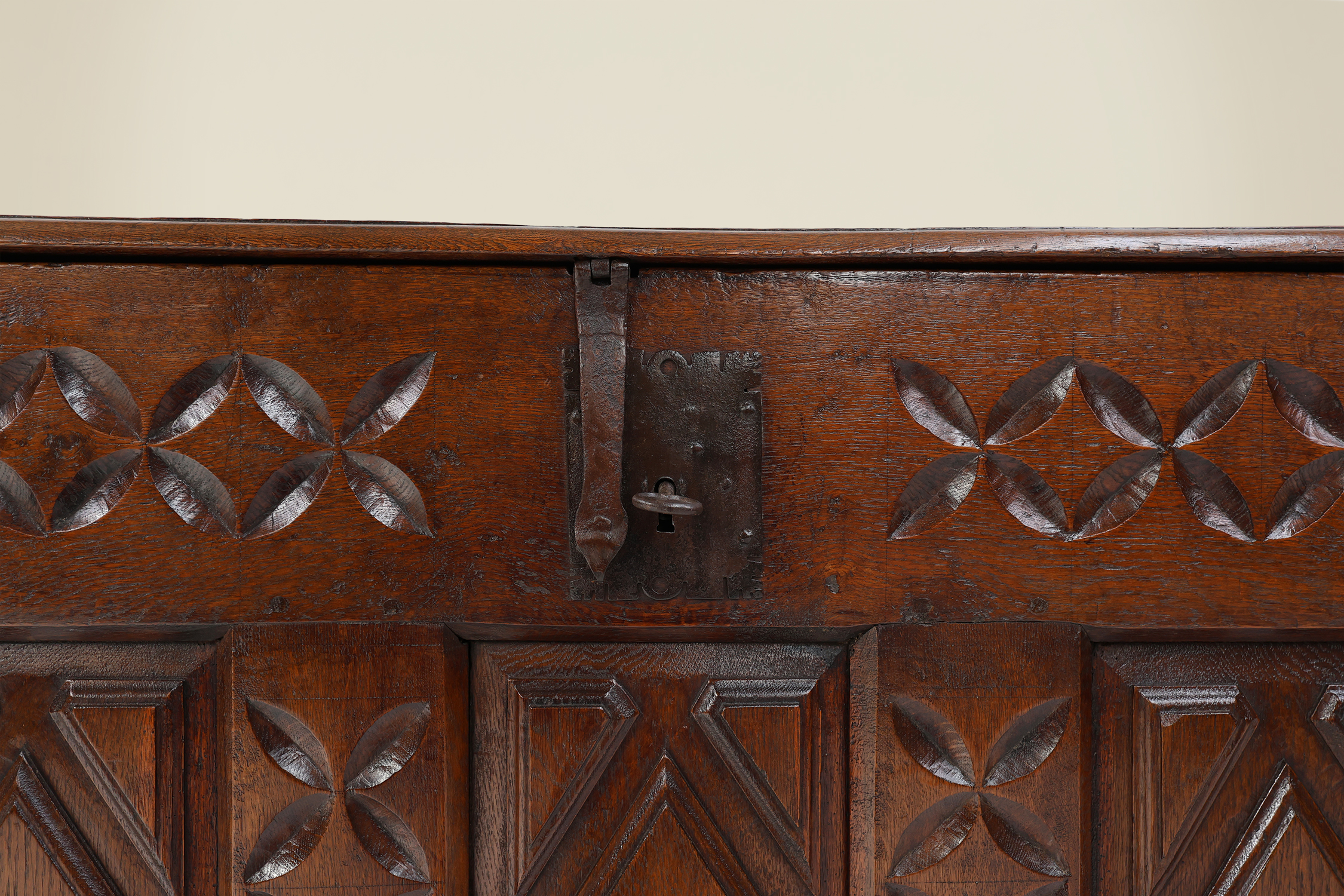 Large hand-carved 16th Century Bridal Chest in oak, Francethumbnail